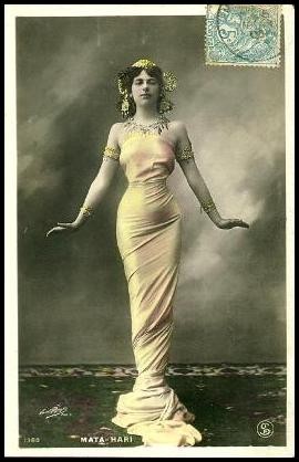 Mata Hari jouant de voiles